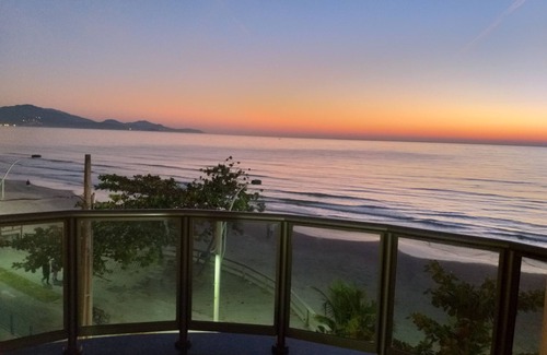 Itapema Apartment | Excellent apt. in beachfront property in Meia Praia - the best beach in S.C.