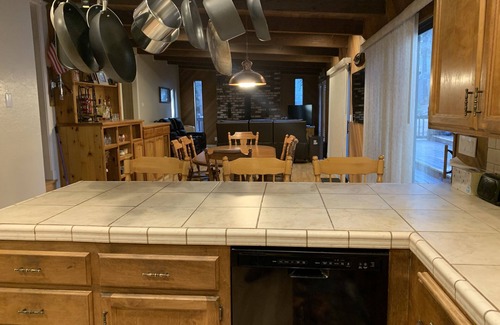 Lake Almanor Country Club Cabin | Excellent cabin with large deck 10+ guest capacity