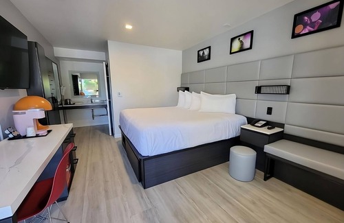 Newhall Hotel | Excellent Choice! Minutes to Pruneridge Golf Club! With FREE Parking!