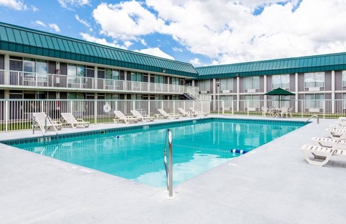 DeKalb House | Excellent Choice! Outdoor Swimming Pool, Free Parking, Pets are Welcome!