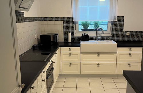 Riehl Apartment | Excellent connections to the trade fair, cathedral and old town by public transport, yet in a very quiet location