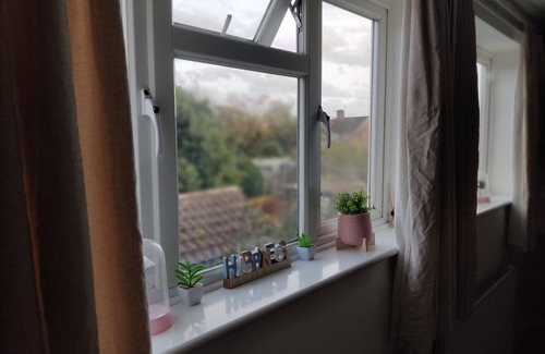 Ashford House | Excellent double bed room within easy reach of Heathrow Airport