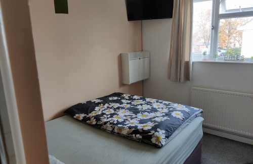 Ashford House | Excellent double bed room within easy reach of Heathrow Airport
