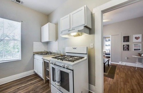 Midtown House | *Excellent Downtown & Pearl Area Loft Apartment!*