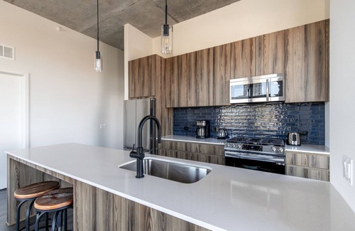 Near West Side Apartment | Excellent West Loop 2BR w/Gym, near Fulton Market & I-90, by Blueground