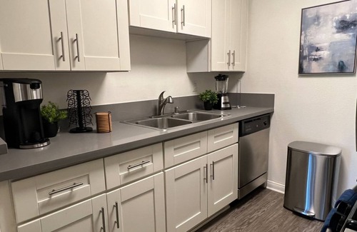 Little Armenia House | Exceptional 2-bedroom with WiFi, 3 beds, and AC in the heart of Hollywood