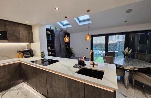 Hanham House | Exceptional 3 Bedroom House with Hot Tub