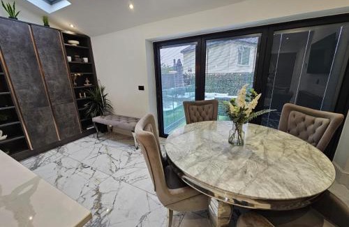 Hanham House | Exceptional 3 Bedroom House with Hot Tub