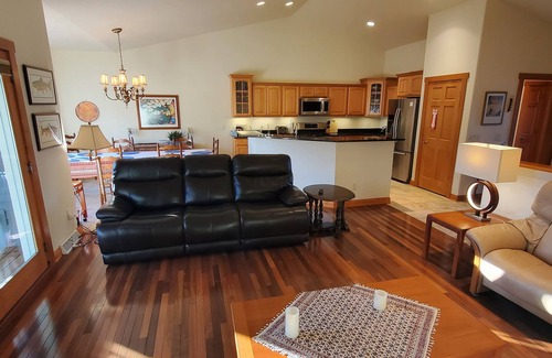 Deerfield Condo | Exceptional 4 Bed 3 Bath Hot tub next to woods -Comfortable! - 21 min to Madison