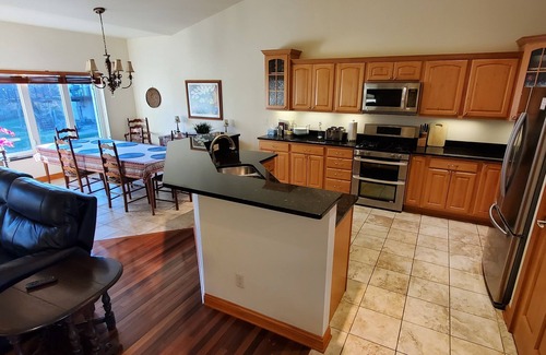 Deerfield Condo | Exceptional 4 Bed 3 Bath Hot tub next to woods -Comfortable! - 21 min to Madison