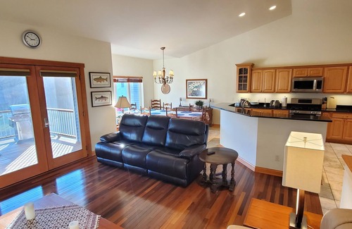Deerfield Condo | Exceptional 4 Bed 3 Bath Hot tub next to woods -Comfortable! - 21 min to Madison