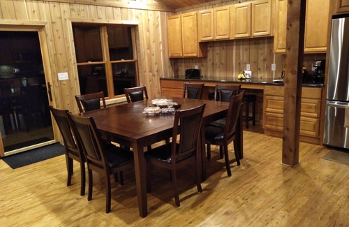 Treasure Lake House | EXCEPTIONAL 6 BEDROOM LAKEFRONT HOME