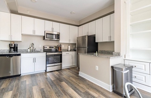 Jefferson Manor Apartment | Exceptional Alexandria West 2BR w/W/D, nr Dining, by Blueground
