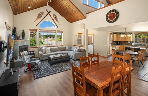 Ronald House | Exceptional Cabin in Roslyn Ridge! Private Pickleball Court and Hot Tub