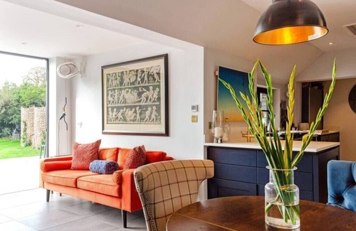 Hurley House | Exceptional Family Stay in Idyllic English Village