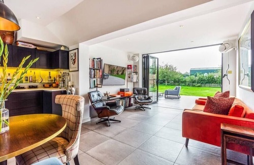 Hurley House | Exceptional Family Stay in Idyllic English Village