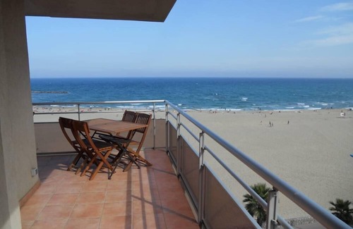 La Jetee Apartment | Exceptional View, Waterfront Apartment