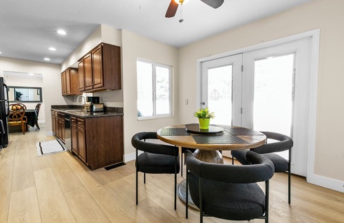 Murray House | Exceptional House with Hot Tub, Close to Ski Resorts, Sleeps 10, 4BR/2BA
