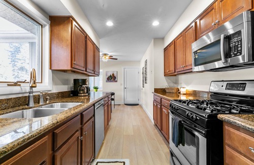 Murray House | Exceptional House with Hot Tub, Close to Ski Resorts, Sleeps 10, 4BR/2BA