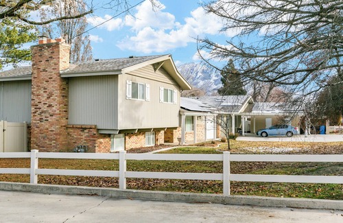 Murray House | Exceptional House with Hot Tub, Close to Ski Resorts, Sleeps 10, 4BR/2BA