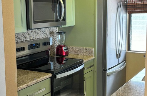 Historic Kailua Village Condo | Exceptional Kona Reef Condo: Full AC, Oceanfront, Easy Walking Distance to Town