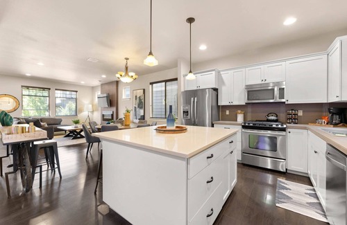Cedar Hills House | Exceptional Location & Vibes, New Décor, Artwork, & Furnishing, Community Pool, 8 Miles to Portland