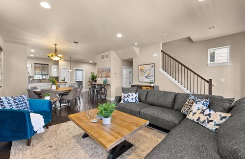 Cedar Hills House | Exceptional Location & Vibes, New Décor, Artwork, & Furnishing, Community Pool, 8 Miles to Portland