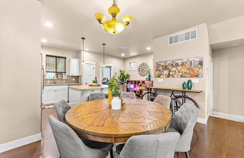 Cedar Hills House | Exceptional Location & Vibes, New Décor, Artwork, & Furnishing, Community Pool, 8 Miles to Portland