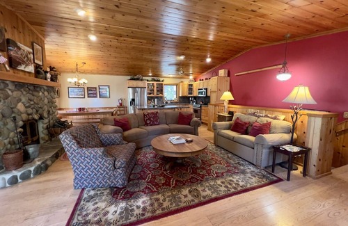 Carnelian Bay House | Exceptional N.Lake Tahoe Retreat/Charney Chalet: Dog Friendly, HotTub, Fast WiFi