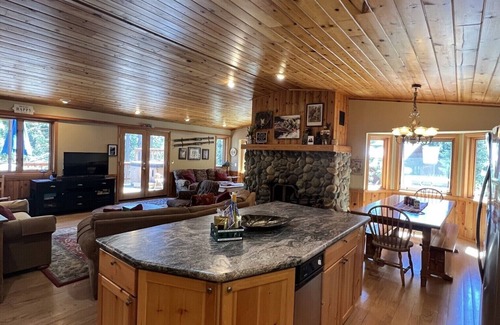 Carnelian Bay House | Exceptional N.Lake Tahoe Retreat/Charney Chalet: Dog Friendly, HotTub, Fast WiFi