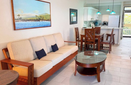 Kailua-Kona Condo | Exceptional Oceanfront Luxury Condo - Fully updated, AC, Top Floor, Quiet