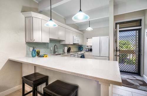 Kailua-Kona Condo | Exceptional Oceanfront Luxury Condo - Fully updated, AC, Top Floor, Quiet