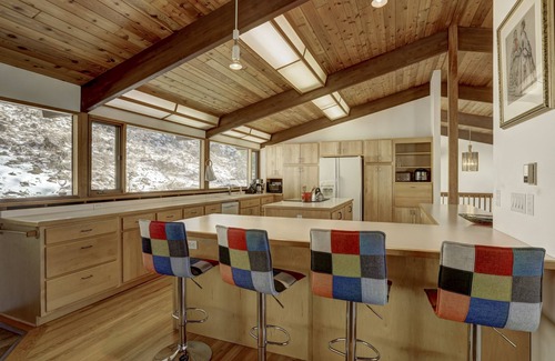 Boulder House | Exceptional PRIVATE Mountain home with HOT TUB and WiFi- 5BDR Minutes to Town