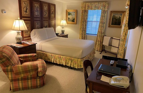 Montchanin Hotel | Exceptional Spacious Room w/Gas Fireplace, Sitting Room, Marble Bathroom, Spa