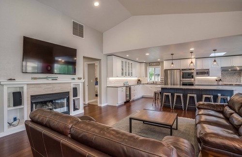 East Wenatchee House | Exceptional Waterfront Home at Turtle Rock