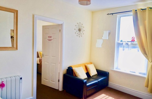 Retford Apartment | Exceptionally Spacious Top-Floor Flat on 2 Platforms-Dazzling Clean! Fun & Cosy!