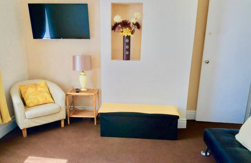 Retford Apartment | Exceptionally Spacious Top-Floor Flat on 2 Platforms-Dazzling Clean! Fun & Cosy!