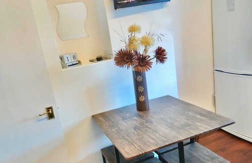 Retford Apartment | Exceptionally Spacious Top-Floor Flat on 2 Platforms-Dazzling Clean! Fun & Cosy!