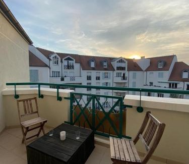 Rueil-Malmaison Apartment | EXCEPTIONNEL "A NOUS PARIS" ! Spacieux - Calme - Balcon - Wifi - Netflix - Parking