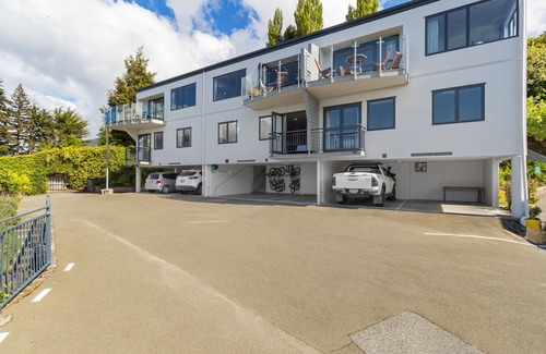 Queenstown Apartment | Exciting Queenstown - luxury, spacious apartment close to Queenstown