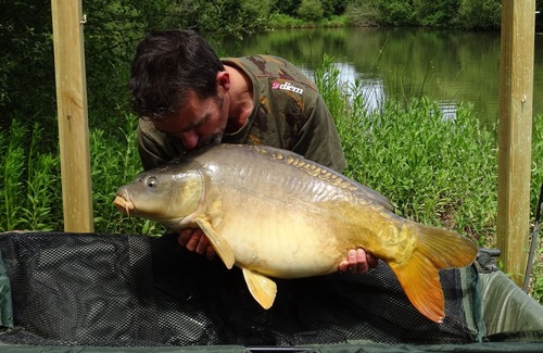 Saint-Aubin-des-Chateaux House | Exclusive 4 acre Fishing Lakes With mobile home (£100 per wk) and bait cabin