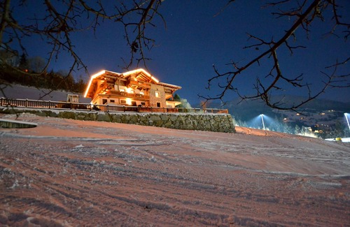 Emberg Apartment | Exclusiv Apartment Gipfelwind - SKI in/SKI out, Sauna-Jacuzzi - by "wachterhof"