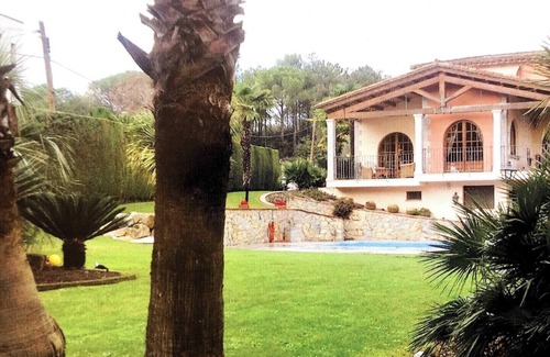 Palau Ski Chalet | Exclusiva Casa de Lujo con Piscinas y Amplio Jardín en Zona Tranquila
