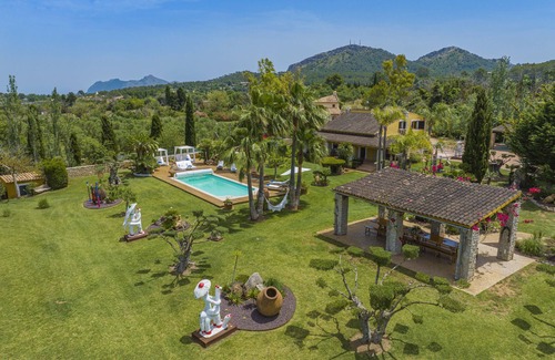 Alcudia Ski Chalet | Exclusiva Villa con piscina climatizada, jacuzzi, sauna, gim, y 10000m2 jardín