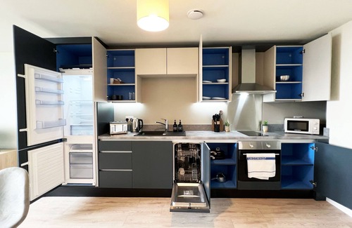 West Bromwich Apartment | Exclusive 1 Bedroom with Study and Parking
