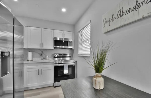 Riverside Park Condo | Exclusive 2 Bedroom Condo- Free Parking