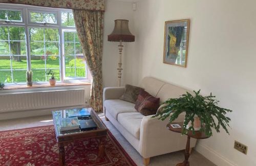 Hellidon Apartment | Exclusive 2 Bedroom Apartment with Summer House and Hot Tub