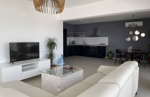 Zavala Apartment | Exclusive 2 Bedroom Seafront Suite w/jacuzzi