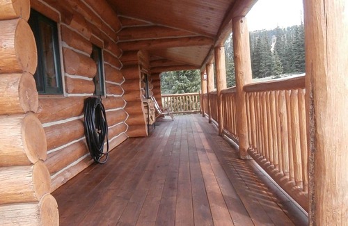 Valley of the Sun Cabin | Exclusive 23-Acre Rocky Mtn. Retreat - Featured in a Music Video! Unforgettable