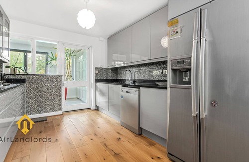 Brownswood Apartment | Exclusive 3 bedroom House near Manor House!